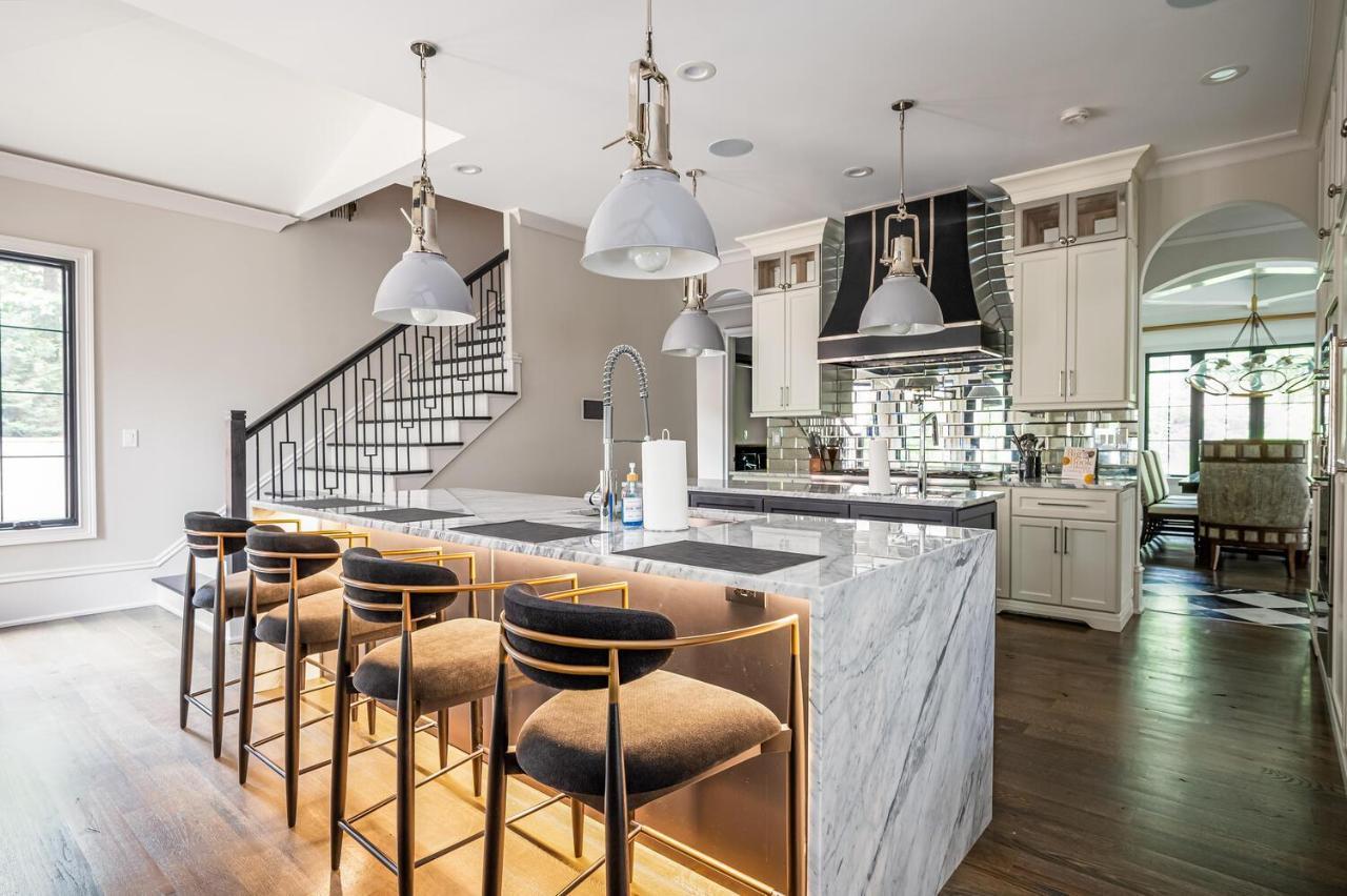 Adams Mansion 10K Sqft 7BD 7BA 15min to Airport