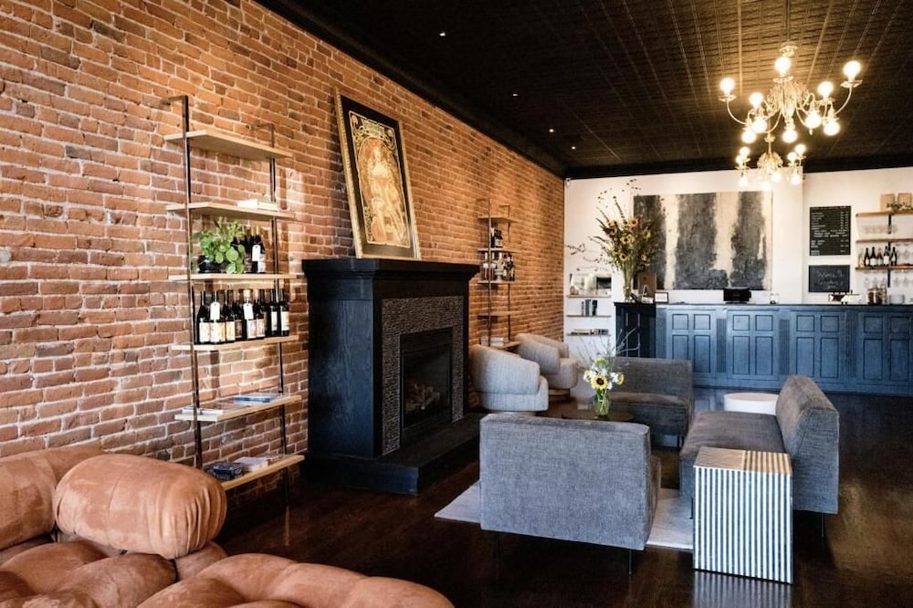 The Bishop Hotel - photo 18