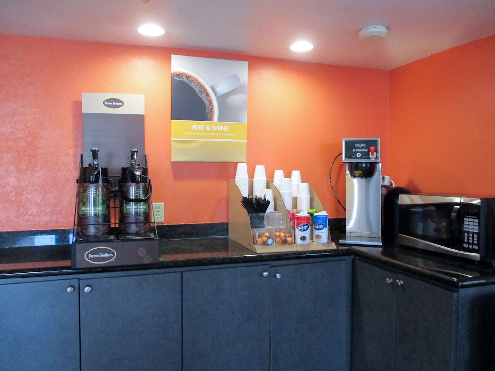 Rodeway Inn & Suites Thousand Palms Rancho Mirage - photo 19