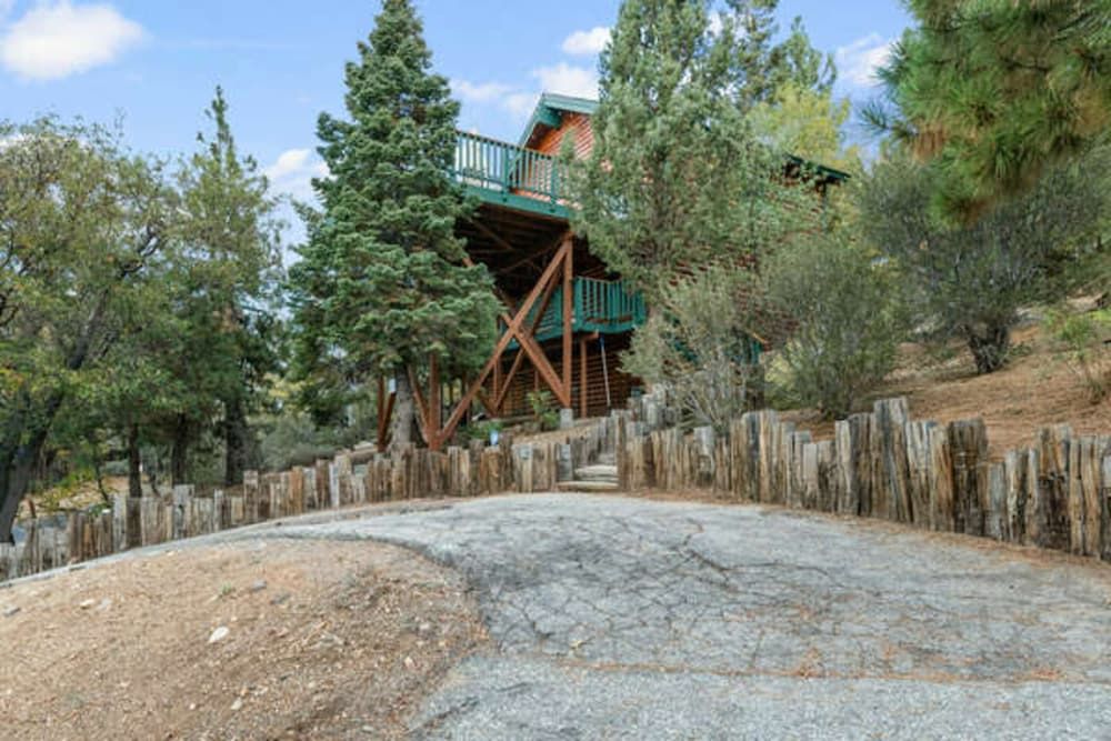 Wolf View Lodge — 4-Star Luxury Hotel in Big Bear City, United States