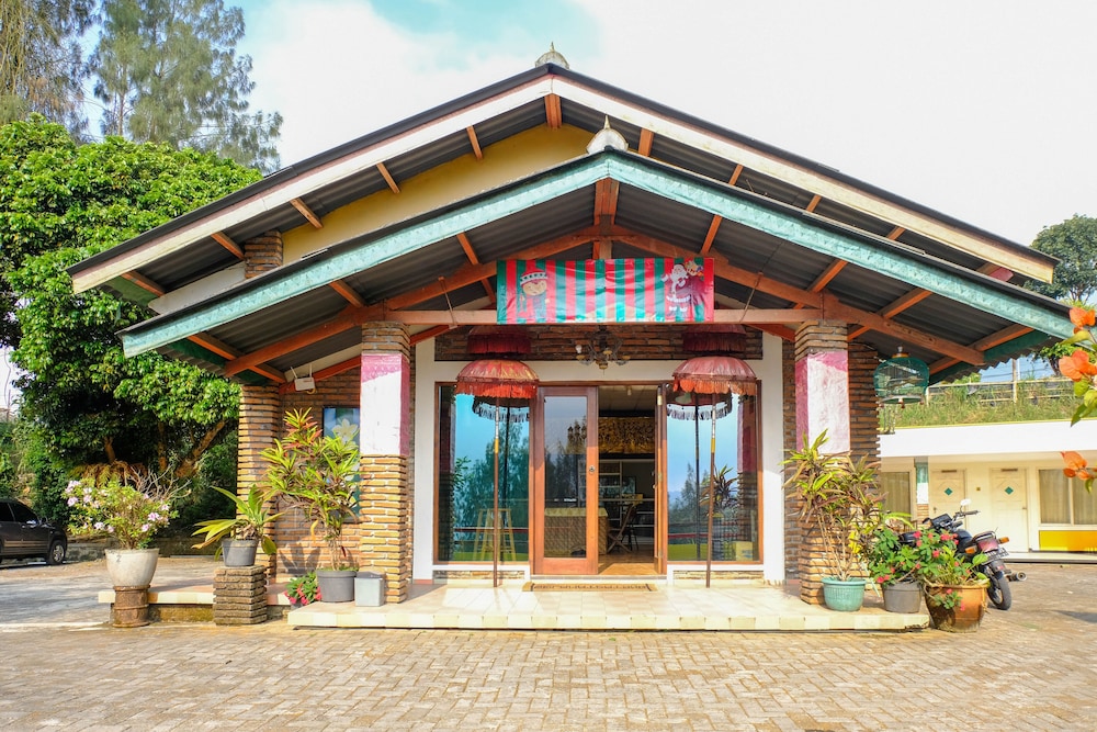 RedDoorz near STAB Syailendra Kopeng in Salatiga, Indonesia