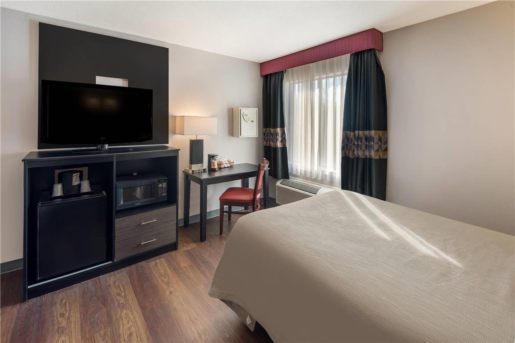Quality inn & Suites Cincinnati I 275 - photo 8