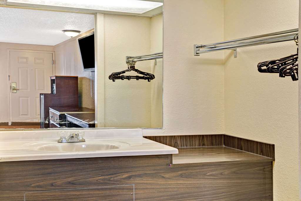Knights Inn Madison Heights - photo 9