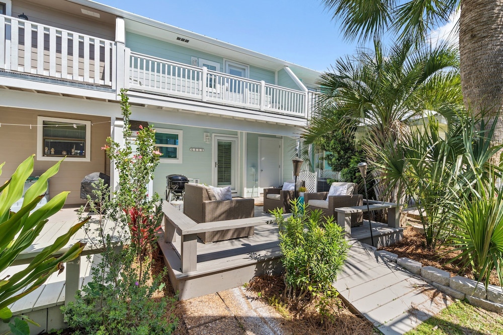 Newly Renovated 140 Feet To White Sandy Beaches Pool Grill - photo 41
