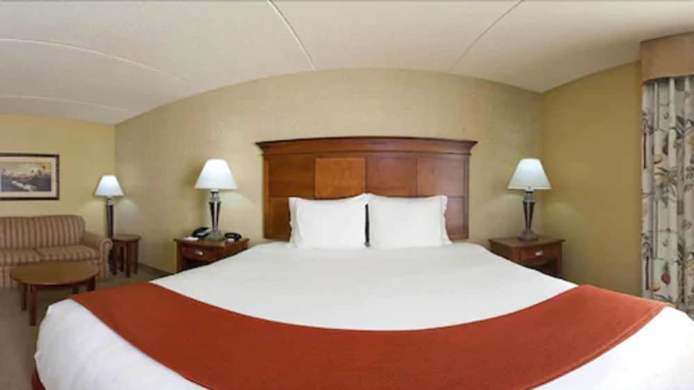 Holiday Inn Express & Suites Bloomington by IHG - photo 13