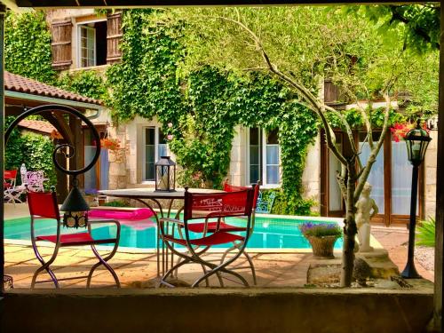 Rouge Boutique Hotel Et Restaurant — Tocane Saint Apre