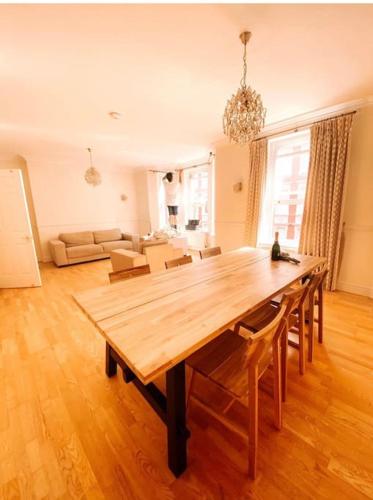 Luxury 3 bedroom 3 bath apt by Oxford St & Soho — 4-Star Luxury Hotel in London, United Kingdom