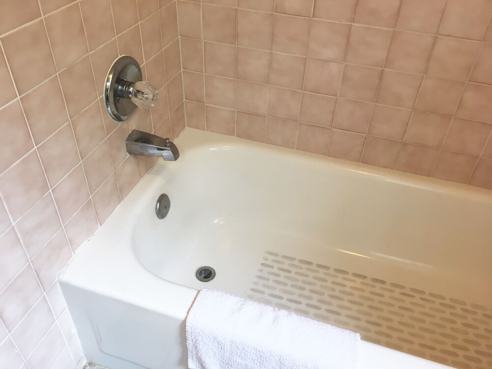 East Lake Inn - photo 11