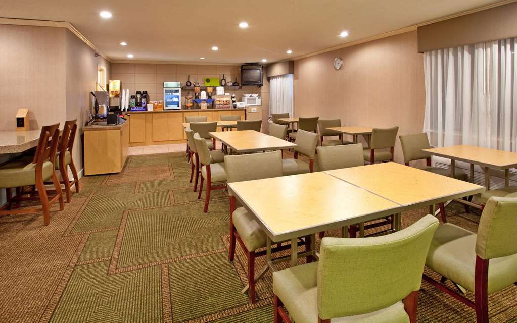 La Quinta Inn & Suites by Wyndham Des Moines West Clive - photo 81