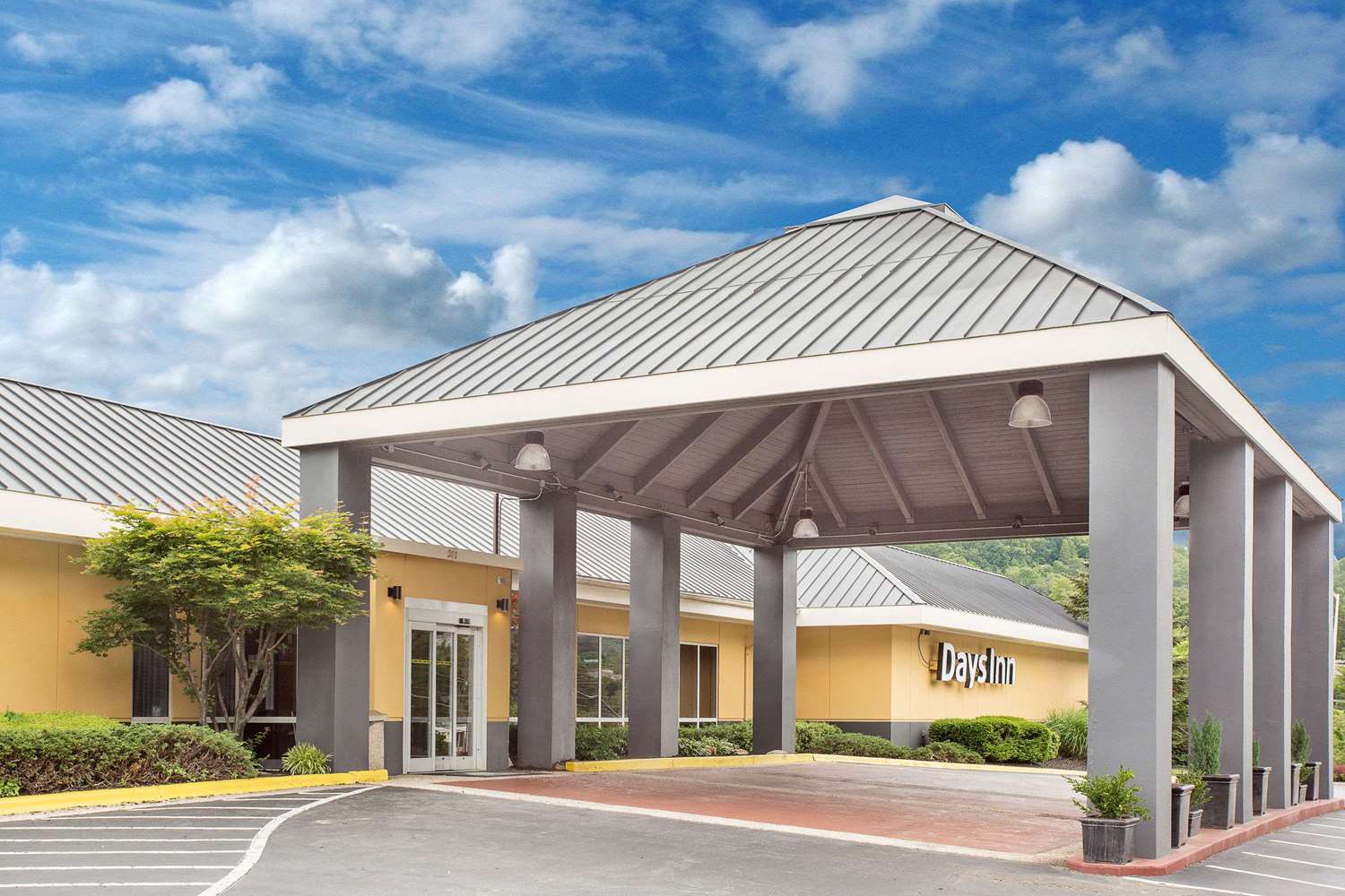 Days Inn by Wyndham Asheville Mall - photo 2