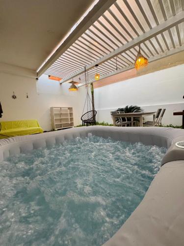 La Casa Azul Jacuzzi Clima Netflix — 4-Star Luxury Hotel in Scoglitti, Italy