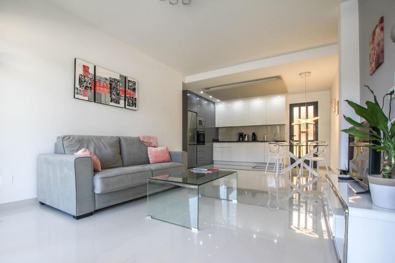 Playa Elisa Costa 819 Pool view 400m from Mil Palmeras beach — 4-Star Luxury Hotel in Torre De La Horadada, Spain