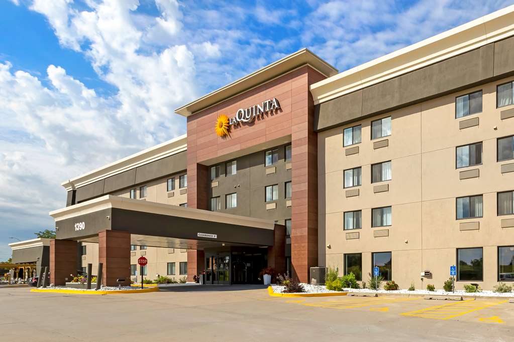 La Quinta Inn & Suites by Wyndham Des Moines West Clive - photo 3