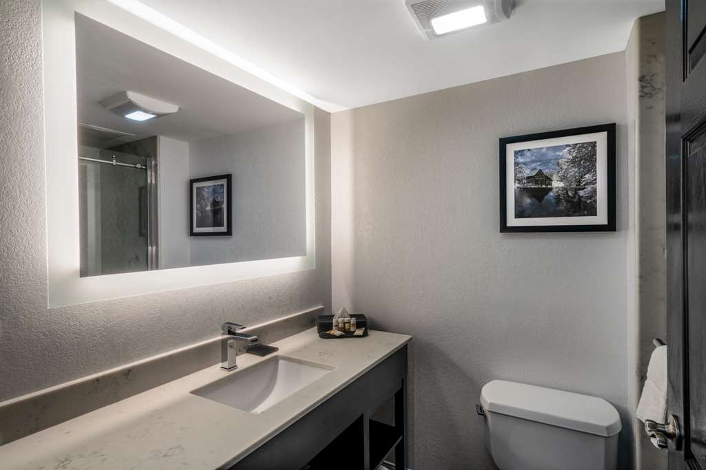 La Quinta Inn & Suites by Wyndham Raleigh Downtown North - photo 20