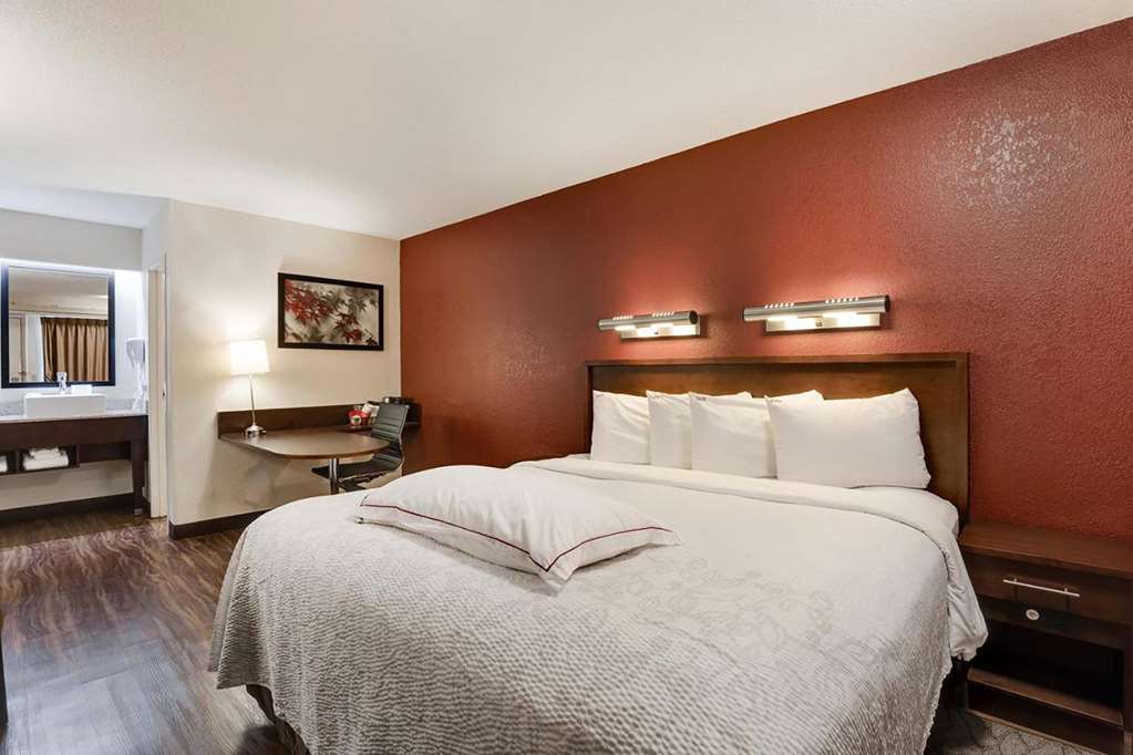 Super 8 by Wyndham Deerfield Northbrook - photo 6