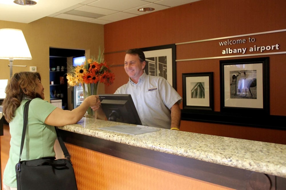 Hampton Inn & Suites Albany Airport - photo 4