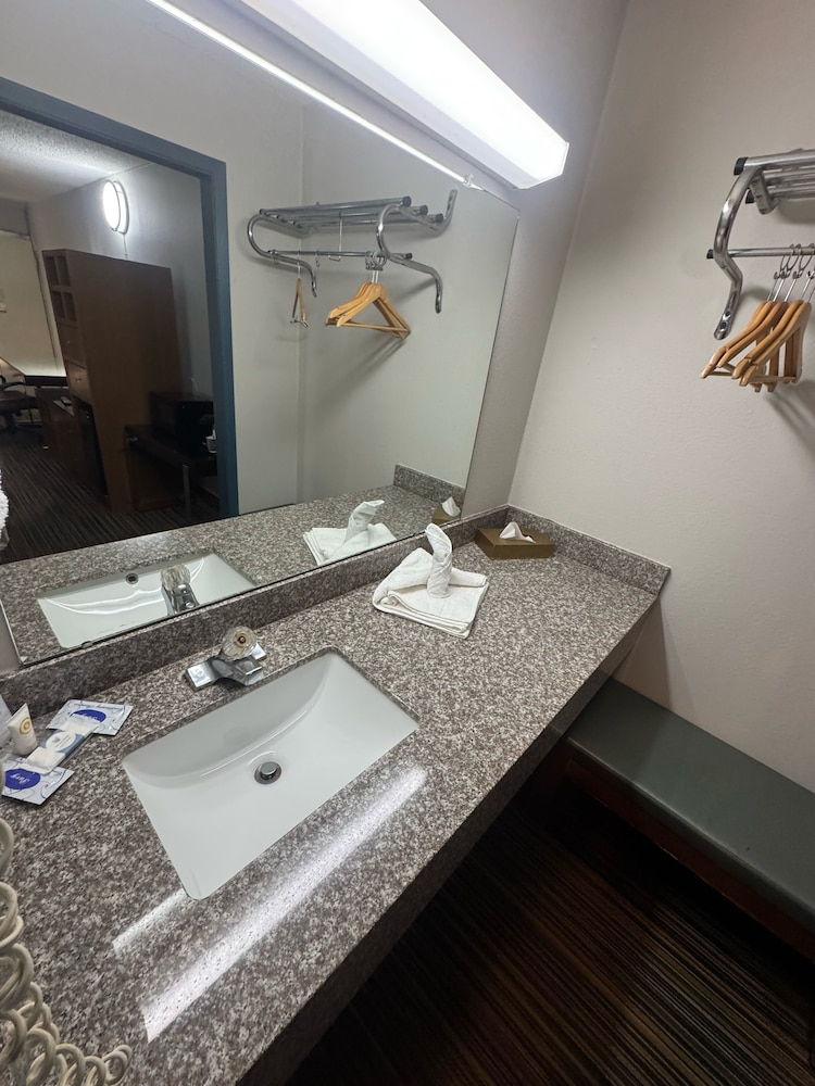 Discovery Inn Lafayette - photo 5