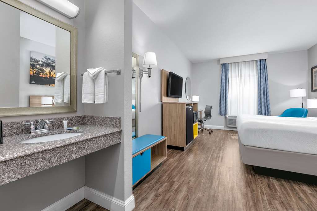 Days Inn & Suites by Wyndham Cabot - photo 10