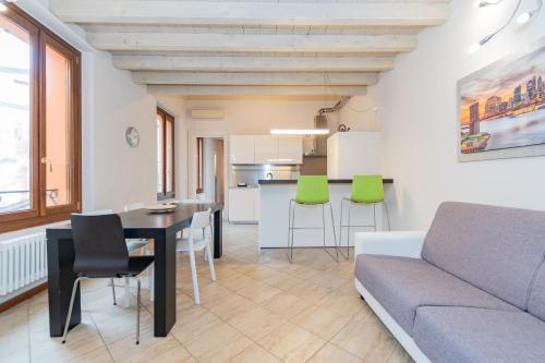 Trilocale Rua Sovera 85 F&L Aparment — 4-Star Luxury Hotel in Brescia, Italy