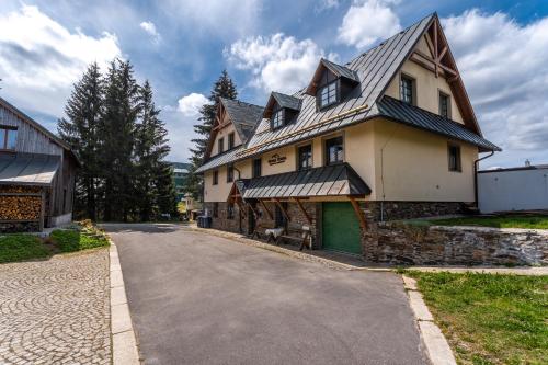 Houda Bouda Penzion & Apartmány — hotel in Nejdek