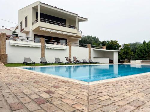 Villa Cate — 4-Star Luxury Hotel in Amarynthos, Greece
