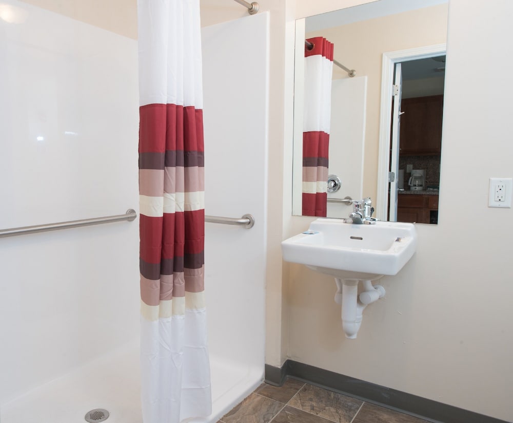 Red Roof Inn & Suites Dickinson - photo 21