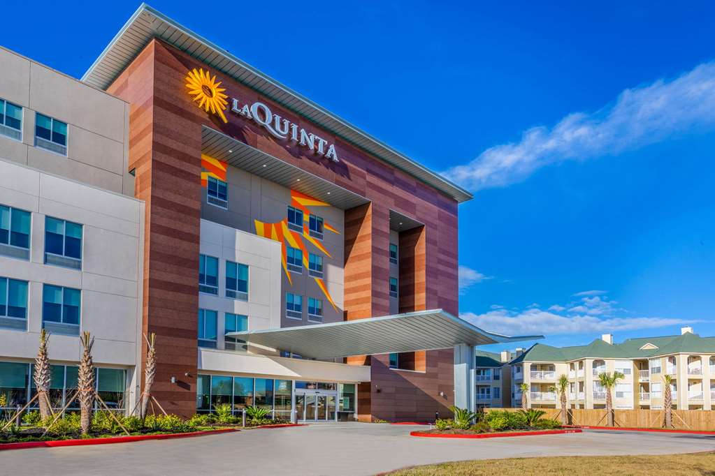 La Quinta Inn & Suites by Wyndham Galveston West Seawall - photo 3