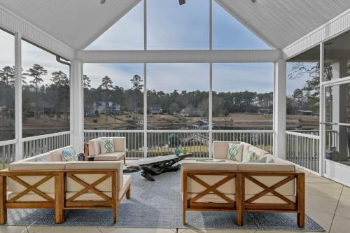 Luxury Escape By The Lake — Lexington