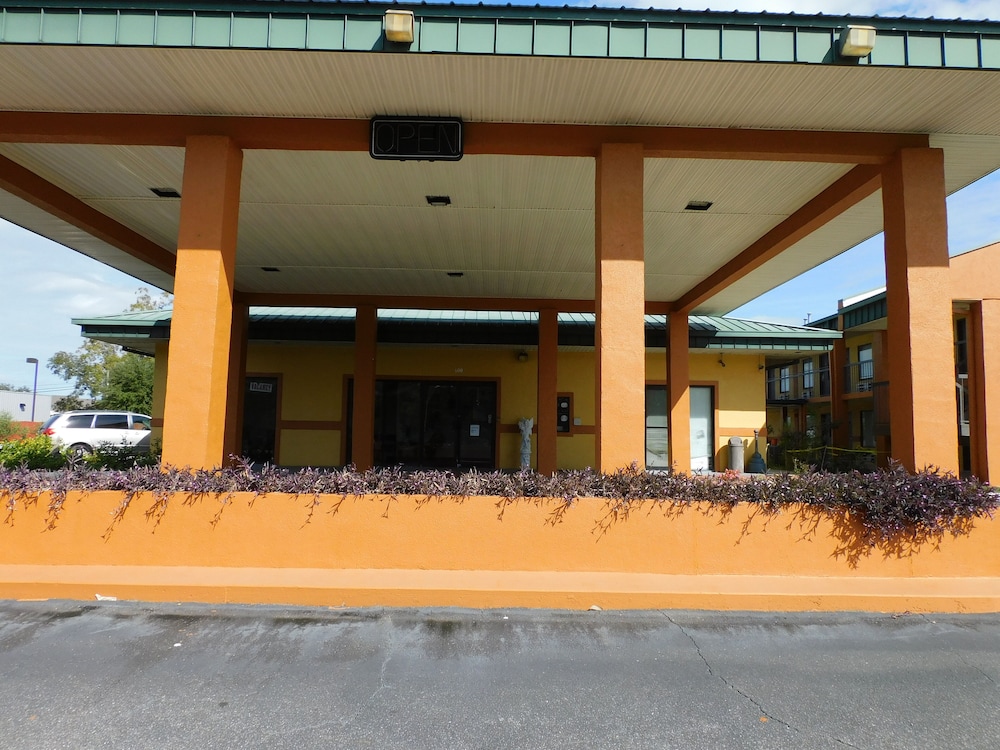 Camilla Inn & Suites - photo 26