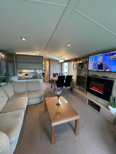 Millfields Holiday Park Diamond Deluxe Coastal Caravan Breaks — 4-Star Luxury Hotel in Ingoldmells, United Kingdom