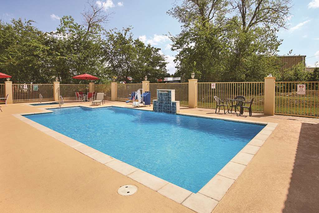 La Quinta Inn & Suites by Wyndham Dallas Hutchins - photo 10