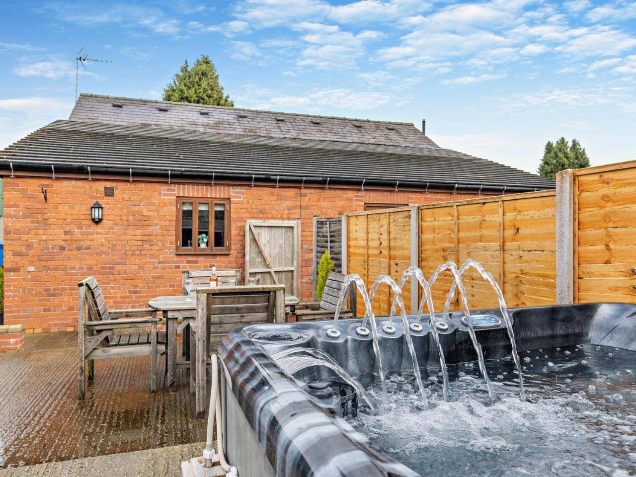 2 Bed in Ellesmere 94418 - last minute hotel in Unknown City