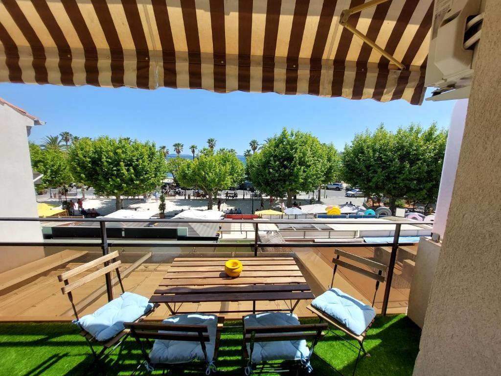 Balcon Des Iles D'or T2 Seafront Historic Center — 4-Star Luxury Hotel in Le Lavandou, France