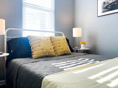 Spacious 2BR Sleeps up to 6 Art Inspired and Affordable in Pittsburgh, United States