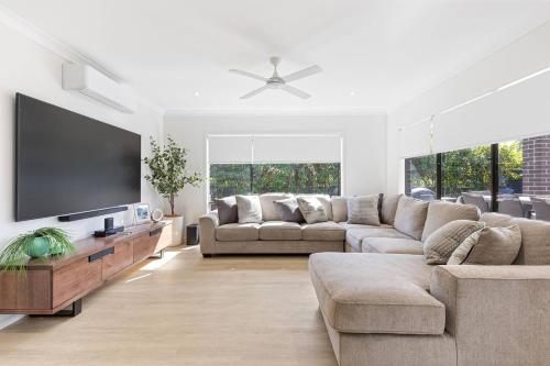 Luxe By The Marina Hamptons Chic at Hervey Bay — hotel in Hervey Bay