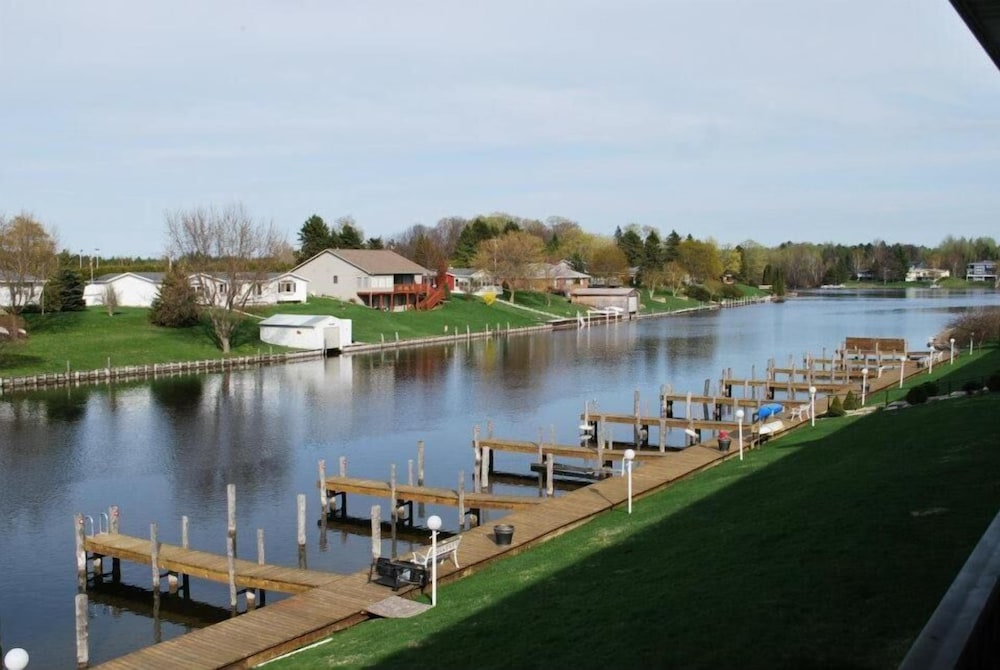 Fleetwood Inn & Suites - photo 30