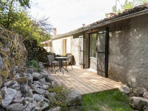 Studio cosy rénové avec terrasse privative pour 2 personnes proche de la Sèvre FR 1 426 483 in Mortagne-Sur-Sevre, France