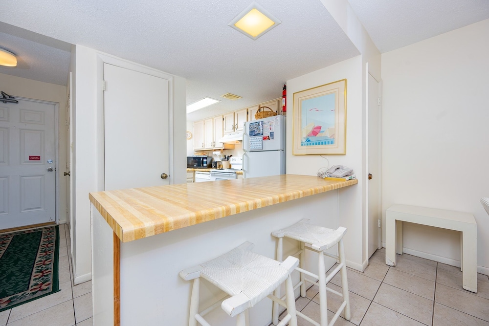 Driftwood Towers 6d 2 Bedroom Condo - photo 6