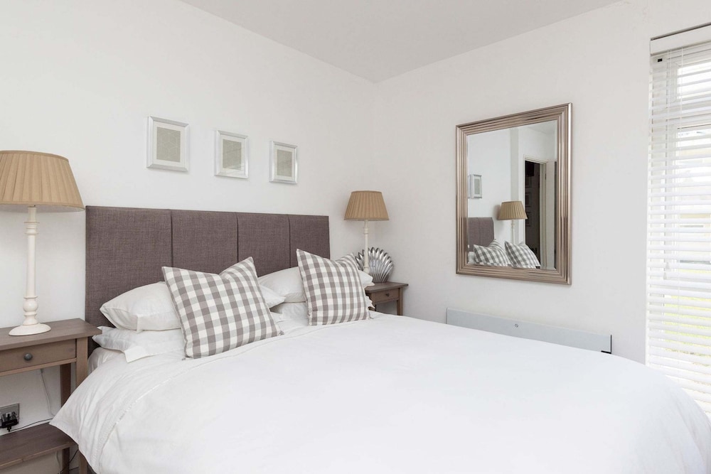 High End Beachfront Getaway Sea View King Bed — 4-Star Luxury Hotel in East Wittering, United Kingdom