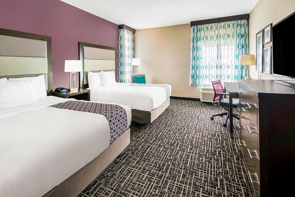 La Quinta Inn & Suites by Wyndham McAllen La Plaza Mall - photo 20