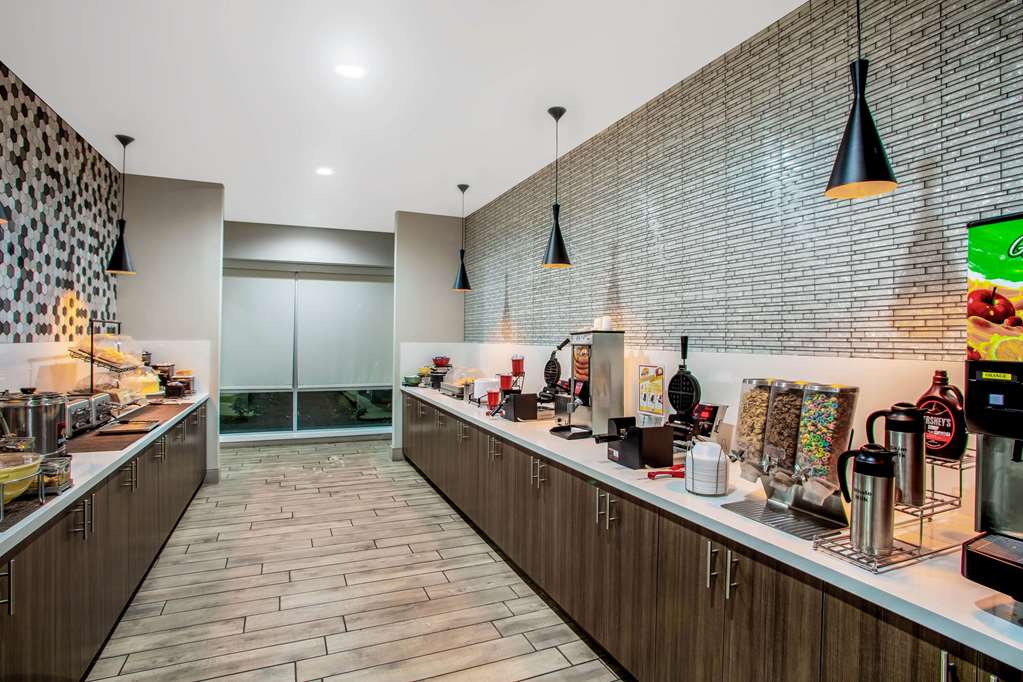 La Quinta Inn & Suites by Wyndham Pittsburg - photo 37