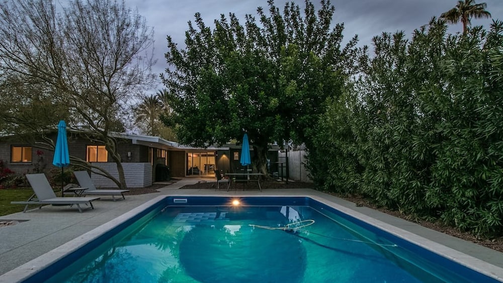 Mid Century Modern Wbackyard Oasis Putting Green — Phoenix