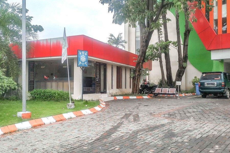 Formerly RedDoorz Premium Jalan Veteran Bojonegoro - carbon neutral hotel in Bojonegoro
