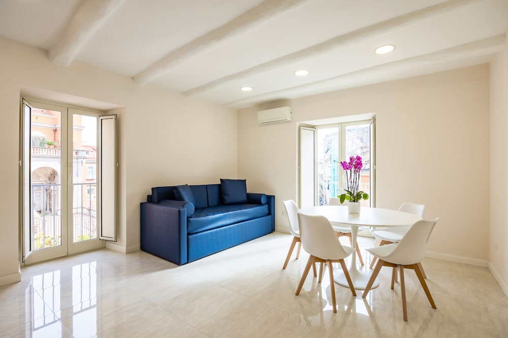 Palazzo Maddaloni Sweet Home By NapoliApartments — 4-Star Luxury Hotel in Naples, Italy