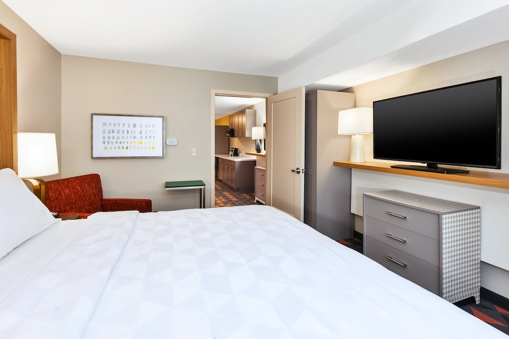 Holiday Inn & Suites Toledo Southwest Perrysburg by IHG - photo 5