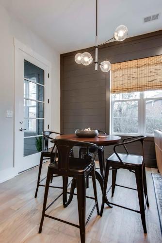 1 Story Condo Near Vandy Elevator Garage Patio Two Bedroom with 1 King and 2 Queens Walk to Campus and Centennial Park 10 Mins to Downtown 24 Hr Hospitality — 4-Star Luxury Hotel in Nashville, United States