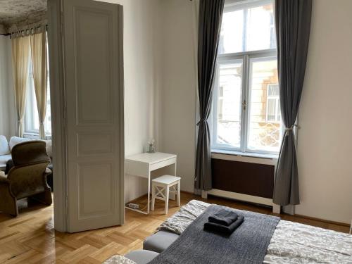 Beautiful 3 bedroom apartment in 7th district — 4-Star Luxury Hotel in Budapest, Hungary