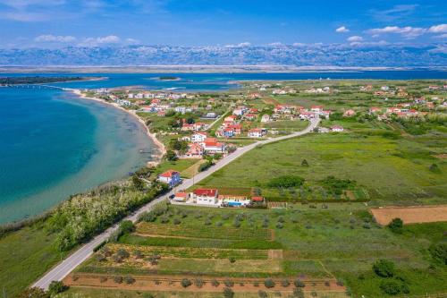 Apartment house Simoni with pool Zadar county — 4-Star Luxury Hotel in Privlaka, Croatia