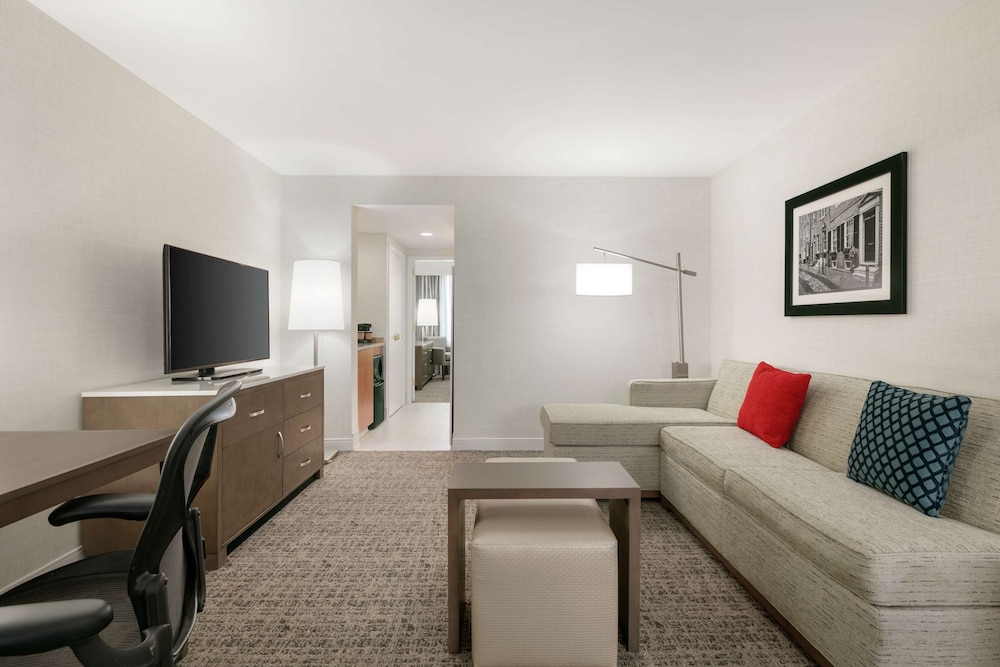 Embassy Suites by Hilton Philadelphia Valley Forge - photo 10