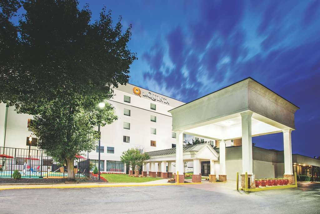 La Quinta Inn & Suites by Wyndham DC Metro Capital Beltway - photo 2